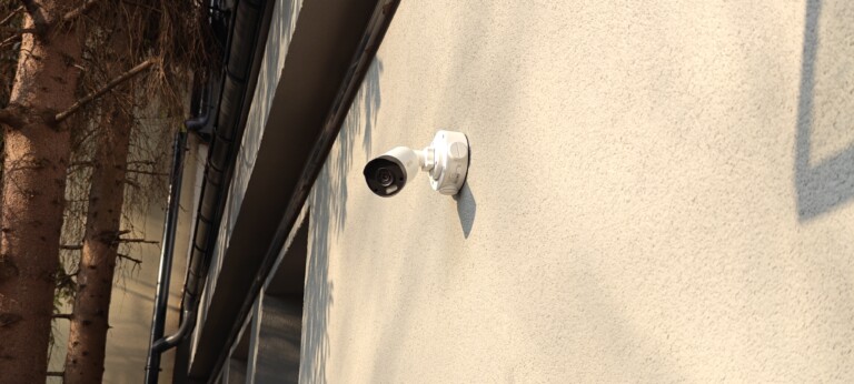 Kamera monitoringu zamontowana na elewacji liceum w Grójcu przy tylnym wejściu