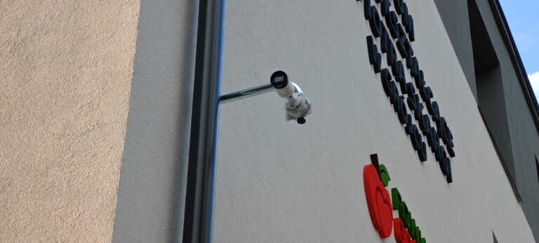 Montaż kamery monitoringu przy wejściu do budynku w Grójcu