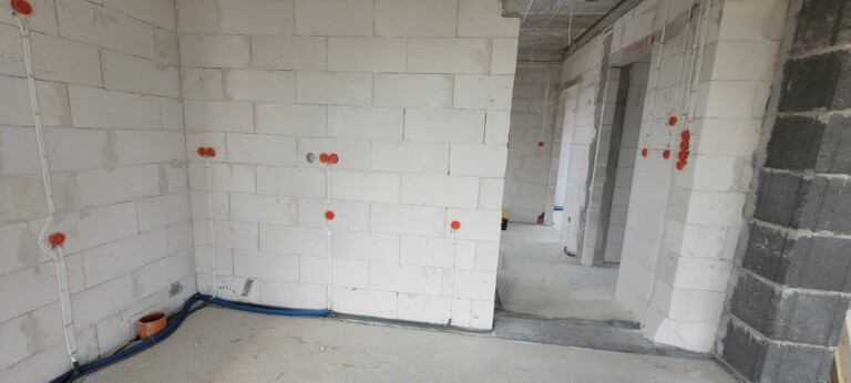 Instalacja elektryczna w salonie domu jednorodzinnego w Szydłowcu